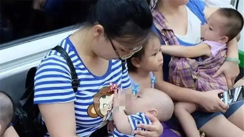 新手妈妈地铁喂奶遭指责,大妈霸气回怼获网友力挺