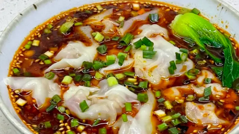 一碗浓麻鲜辣汤醇厚,地道渝味抄手吃透江湖