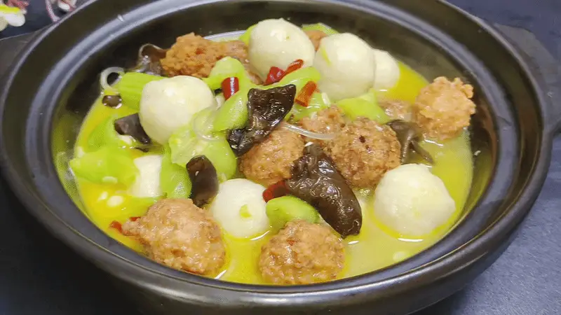 夏日炖品王：丝瓜木耳烧丸子，简单食材做出下饭神菜，连汤泡饭都香迷糊