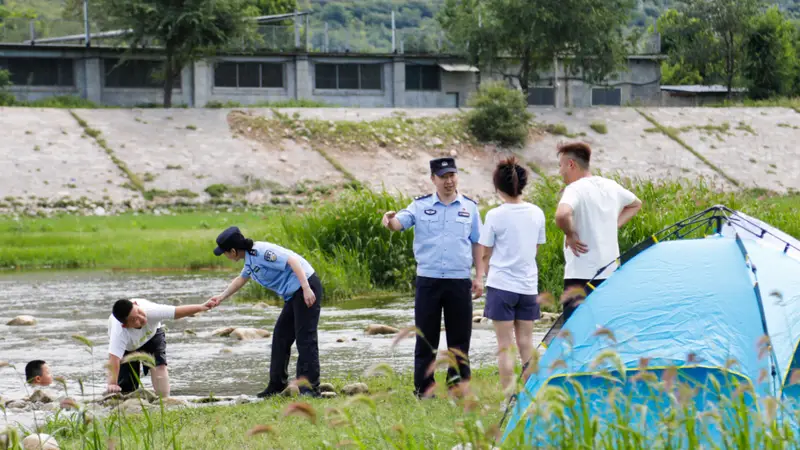 景中有“警”,济南公安护航游客平安暑期出游