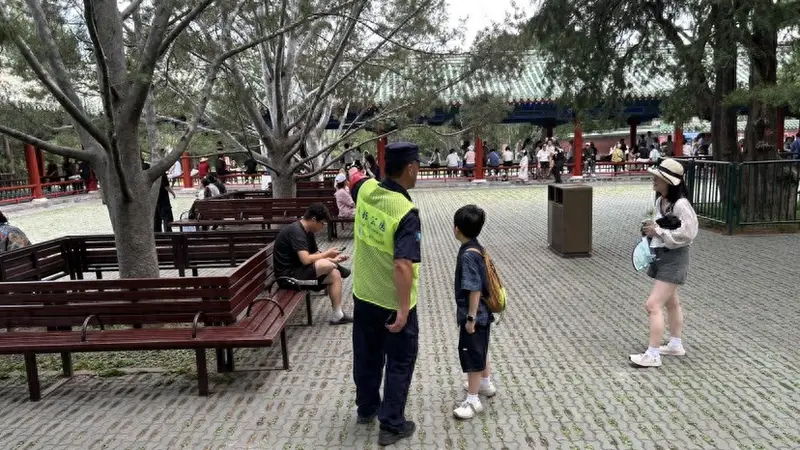 调查|游客中暑怎么办?公园药箱不妨多些防暑降温用品