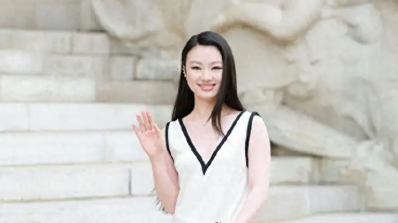 单依纯巴黎高定首秀:黑白极简长裙演绎香奈儿优雅松弛美学