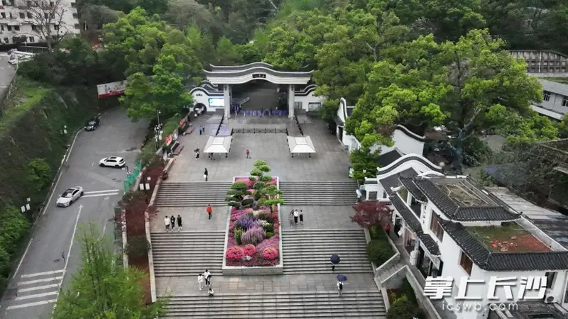 岳麓山景区东门提质升级工程启动,预计9月底焕新迎客