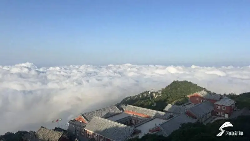 岱顶云海幻境 泰山铺展人间仙境