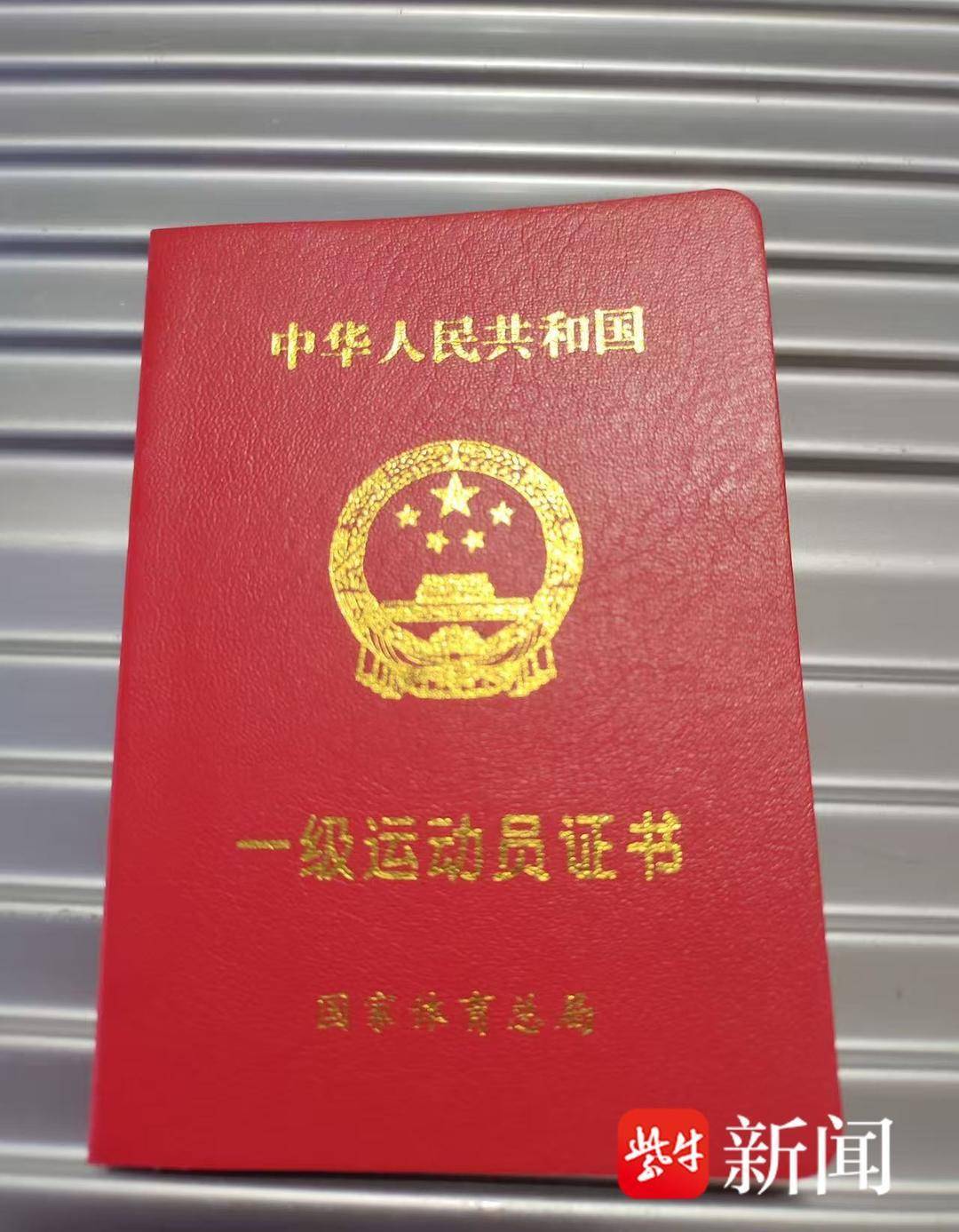 紫牛头条｜景区 NPC 与游客互动掰手腕致骨折，自己垫付医药费后被游客拉黑