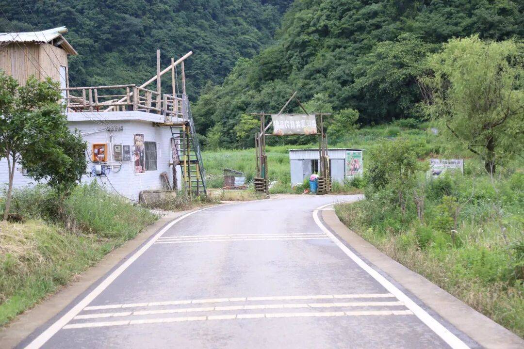 沿着公路看贵州 | X052线串景兴业，铺就美丽乡村振兴路