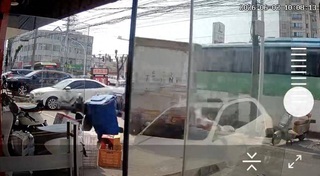 安徽一客车逆行撞上公交车，监控显示有行人被撞