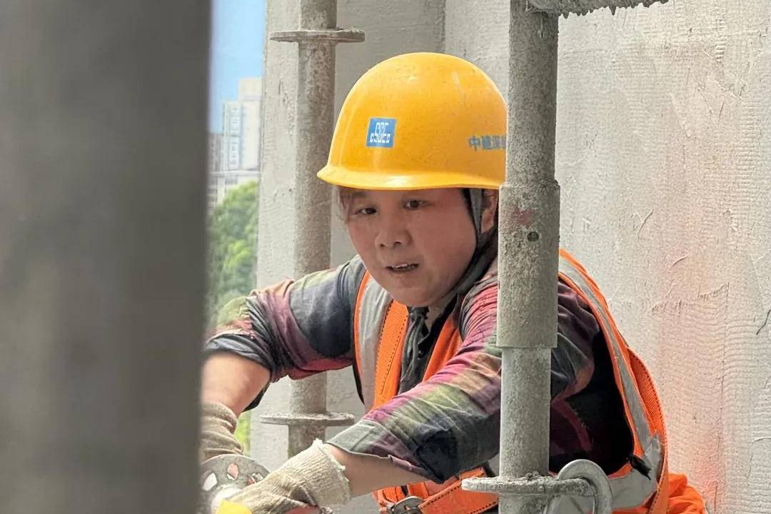 扛钢管的单亲妈妈，用肩膀扛出一个高考“屏蔽生”：这个没读过书的妈妈，给所有焦虑的父母上了一课