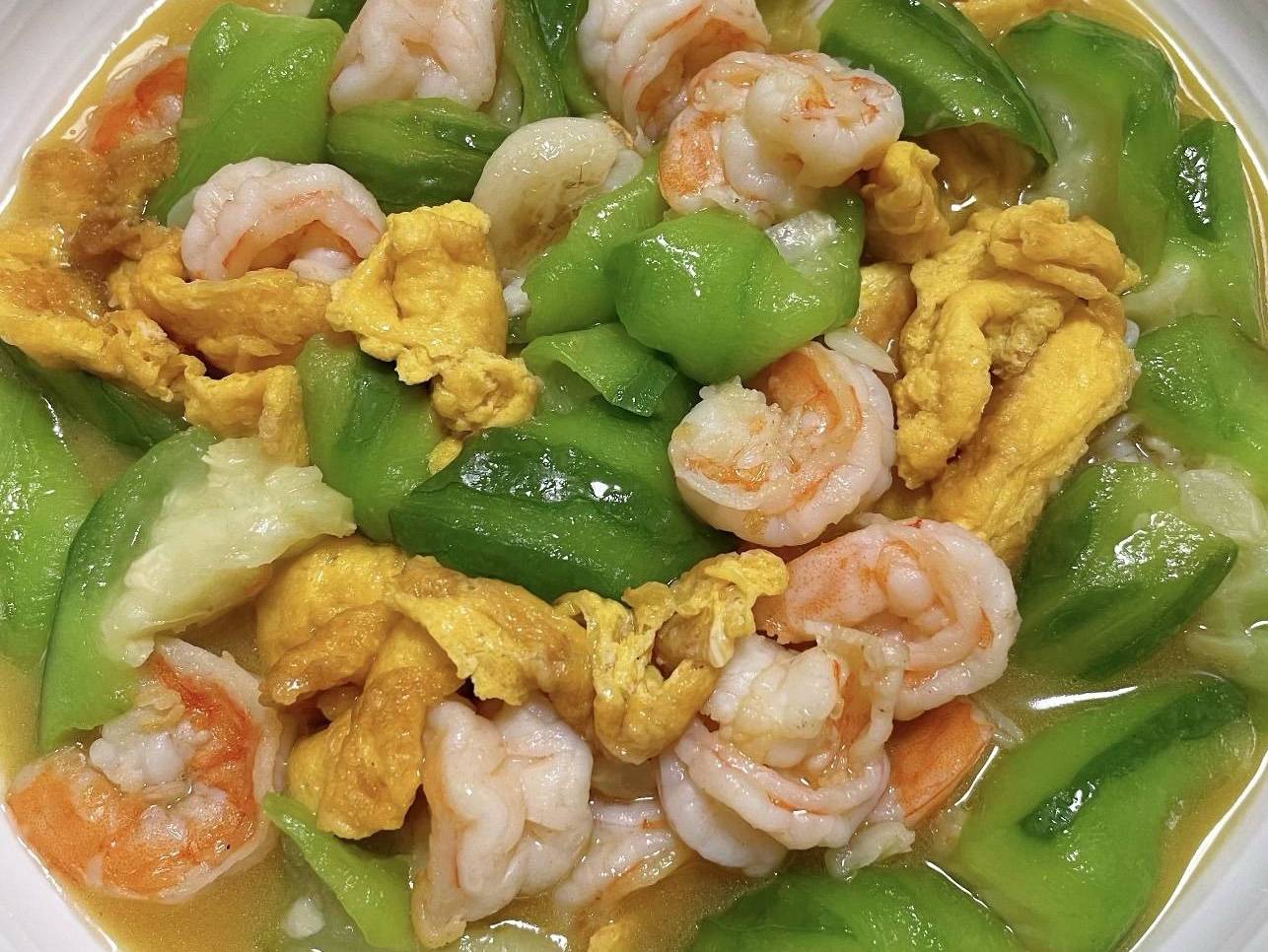 夏天不想吃太油腻，丝瓜虾仁炒蛋清甜可口做法简单还超下饭