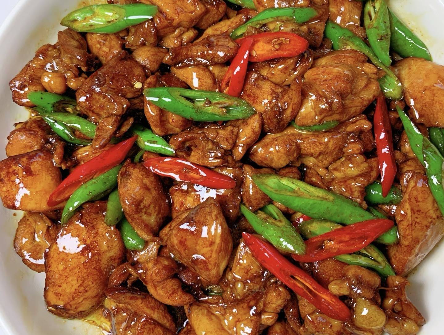 香辣爆炒鸡腿肉：一口入魂的神仙家常味