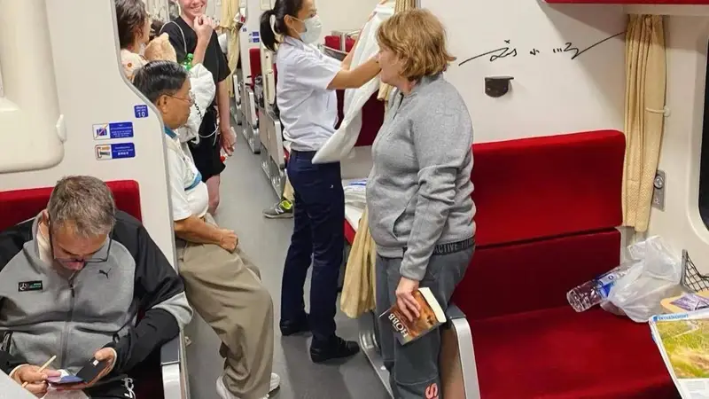 泰国卧铺火车贴心服务：工作人员铺床，为何中国火车无法实现？