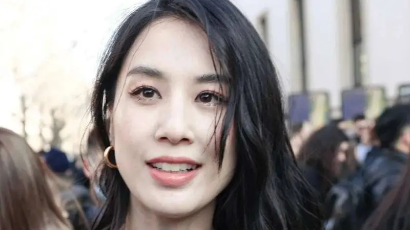 黄圣依17年婚姻终散场！拿走20亿甩了杨子，豪门提线木偶的真相藏不住了