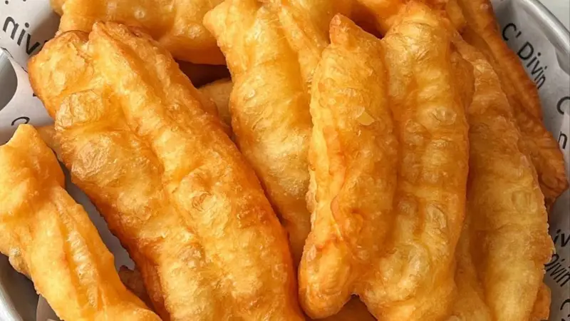 金黄酥脆，咬一口“咔嚓”响，这油条比买的还香！