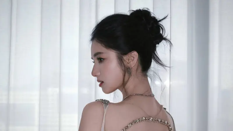 张婧仪晒日常照美丽大方 身穿露背礼裙身材窈窕