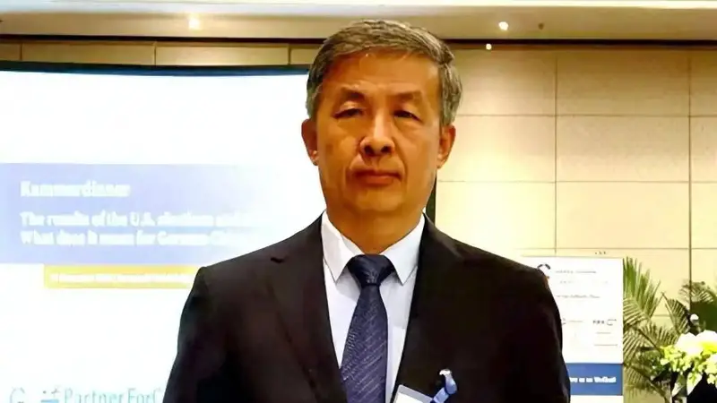 曾呼吁“向美国投降”的大V，看到中国越来越强大，竟然“疯”了