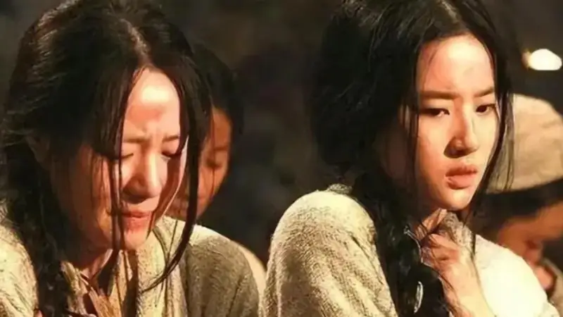一幅“完美”的皇后画像,端庄华丽,为何让人不敢细看?