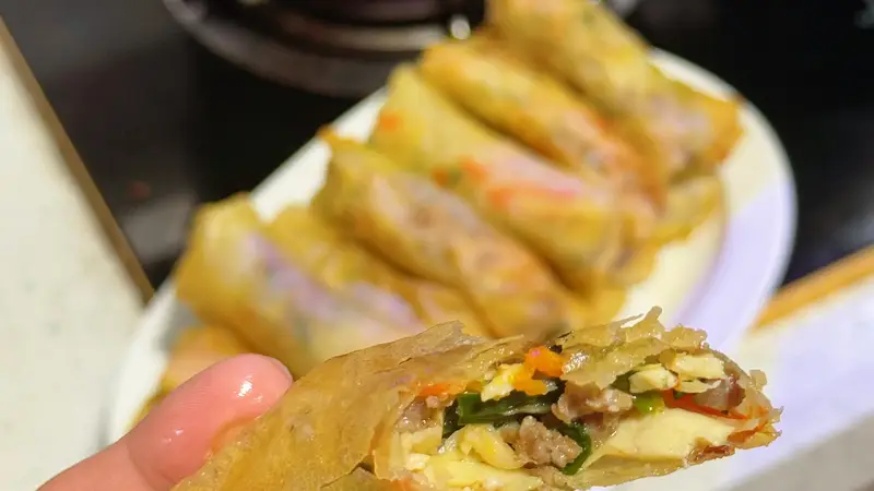 这盘春卷外酥里嫩,馅料鲜到眉毛掉下来