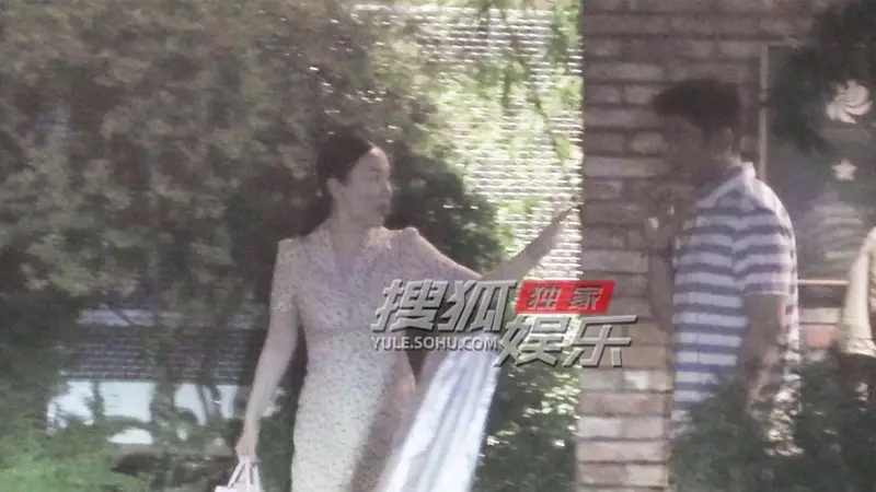 霍思燕与杜江外出聚餐 穿碎花茶歇裙温婉有韵味