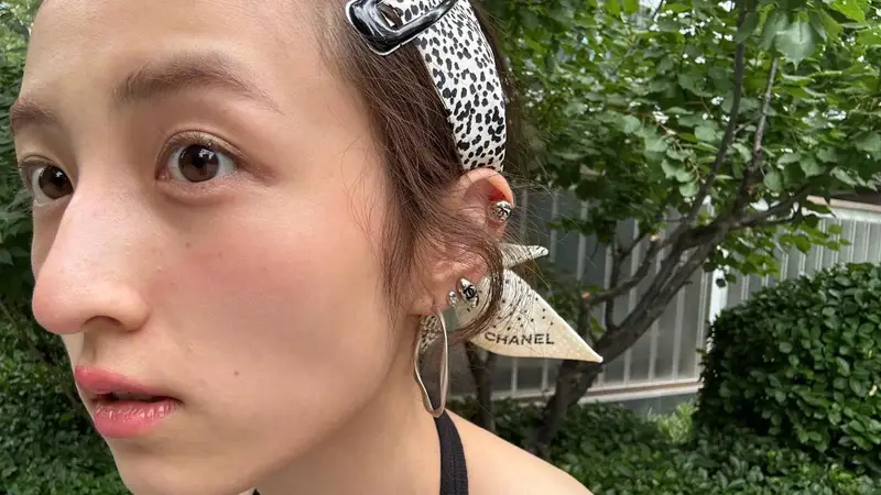 张子枫户外随拍近照曝光，脸颊凹陷身材消瘦引发热议