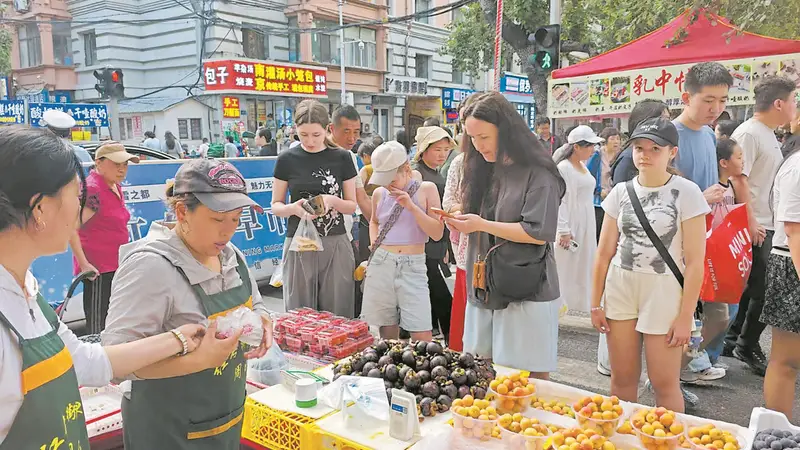 红专街早市:异国游客沉醉东北晨间烟火