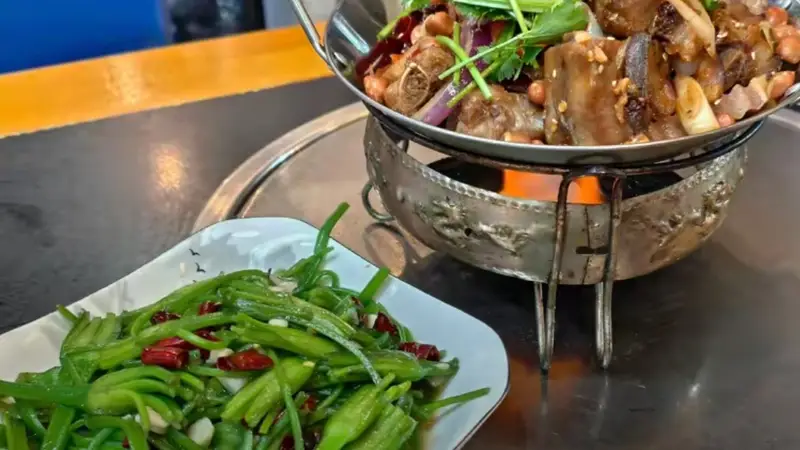 丽江雨季寻味：野生菌火锅科普与古城觅食避坑指南