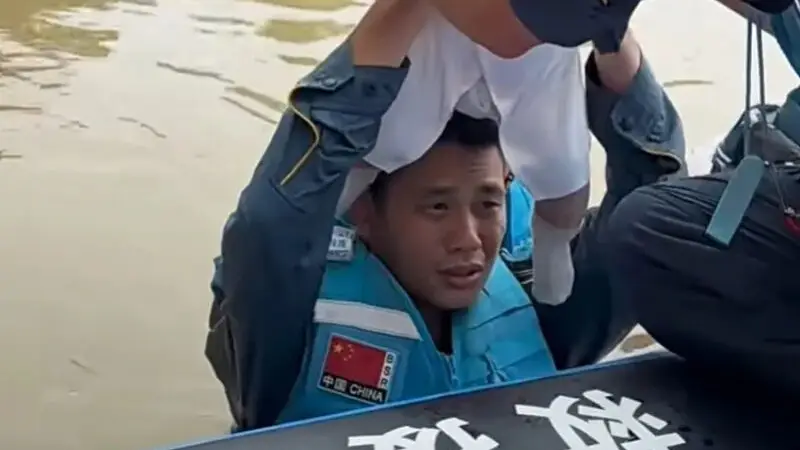 “担心水中有细菌，所以将婴儿举过头顶”