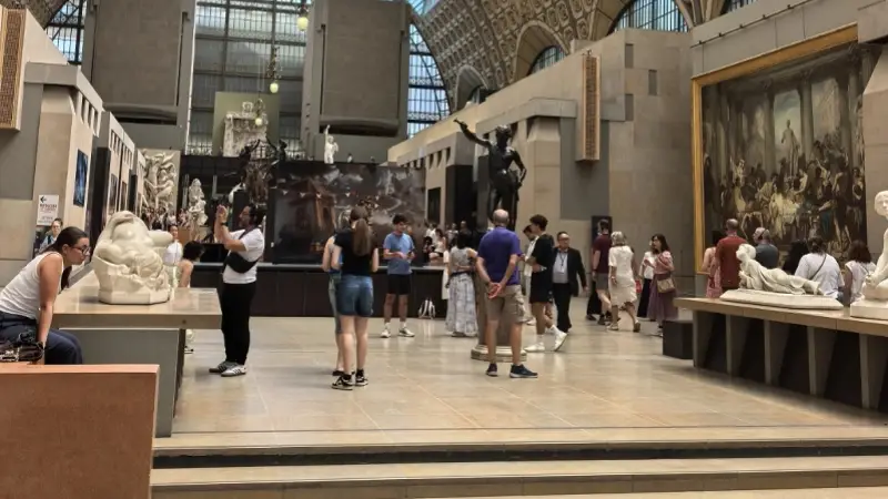 巴黎多处景点因高温缩短开放时间！有中国游客称因此改变行程