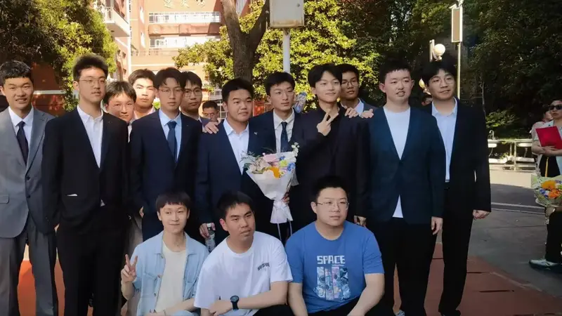 武汉同班三兄弟组团考上飞行学院