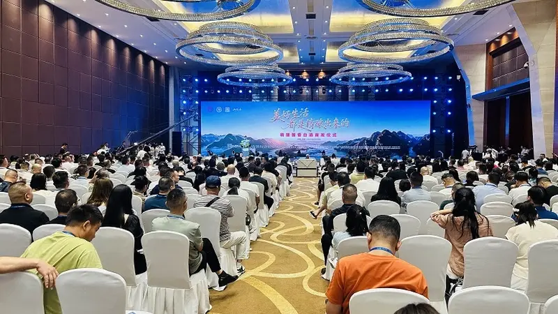 精酿酱香全球首发仪式在贵阳举行，茅台镇九家酒厂联手打造产业蓝图，贵州白酒产业迈向高质量发展新阶段