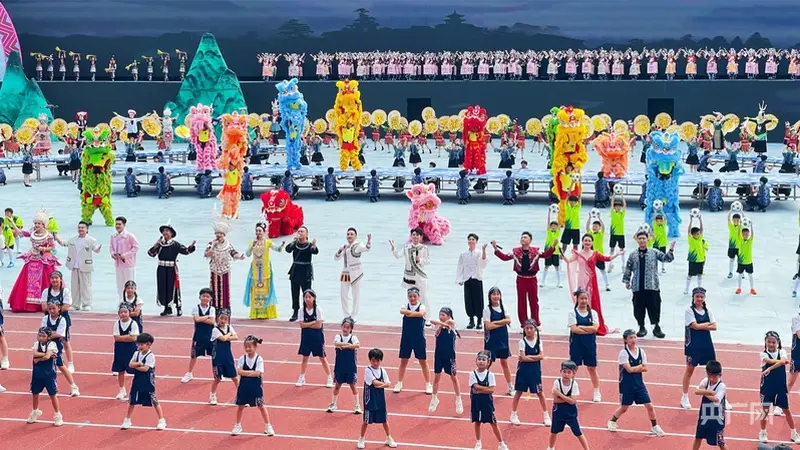 黔东南州成立70周年庆祝大会文艺演出圆满落幕 非遗元素融合时代亮点彰显苗乡侗寨奋进力量