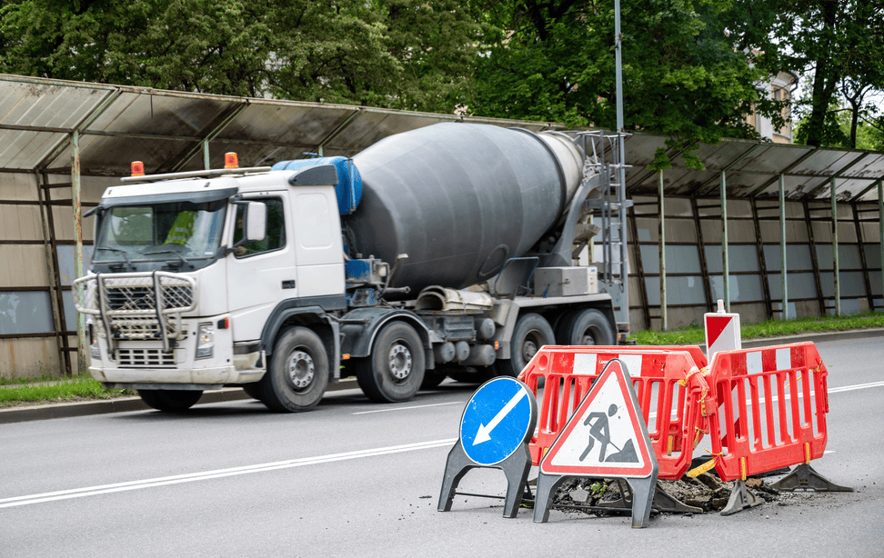 深圳一校门口上学高峰遇混凝土车冒险倒车！官方：整改开除