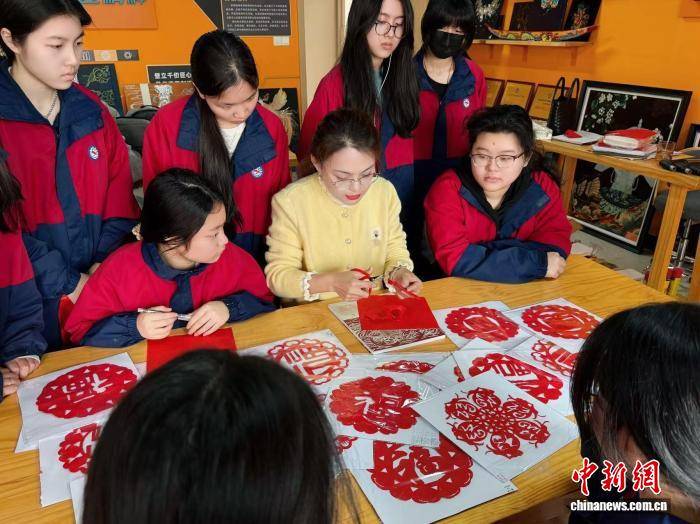 剪纸传人陈艺敏：匠心巧手剪出万千福韵