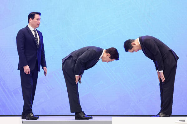 韩国总统向财阀90度鞠躬，甚至“原本想行跪拜大礼”