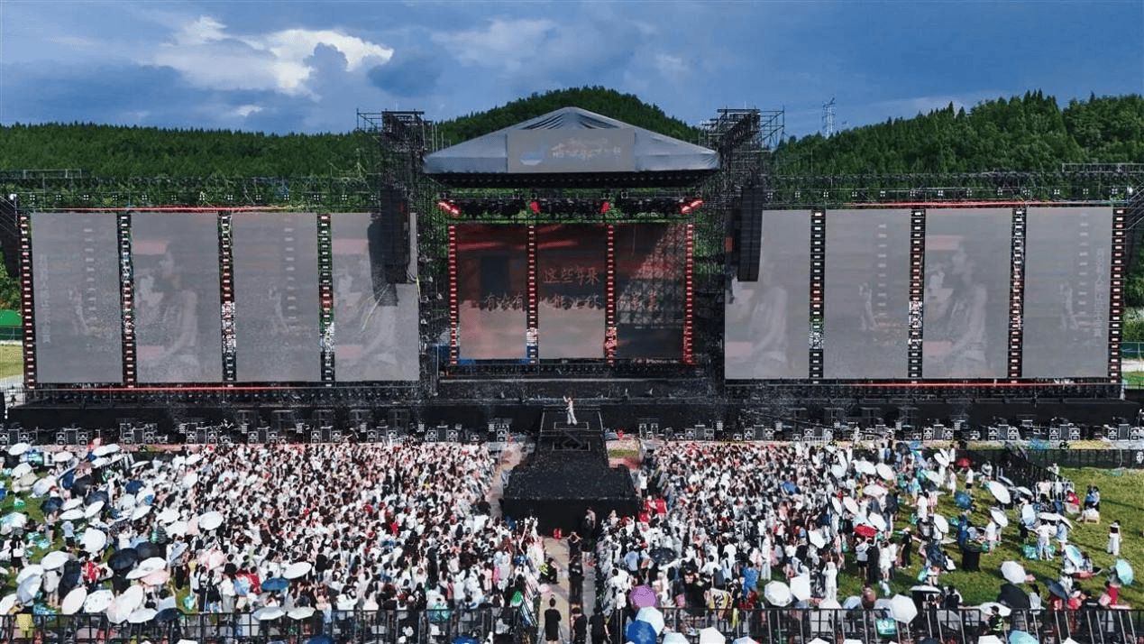 蓝鲸音乐嘉年华首日嗨翻全城！超万名乐迷点亮旌城夏夜