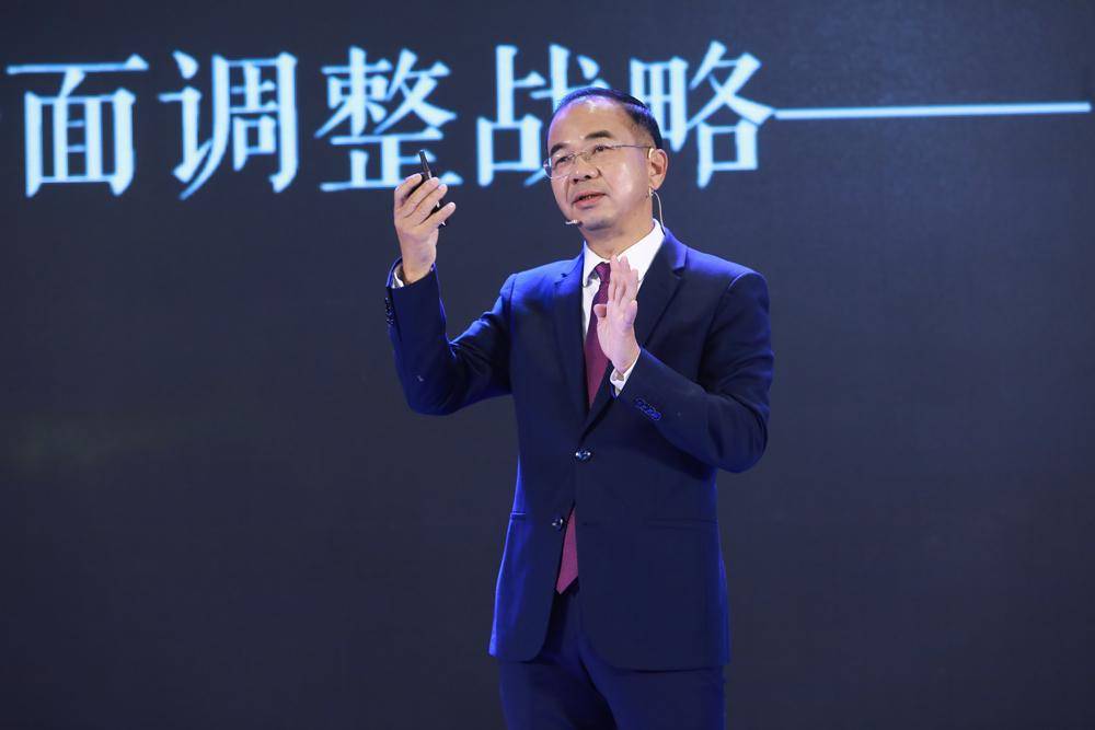 家居龙头净利腰斩，236亿富豪“忍痛请员工下船”