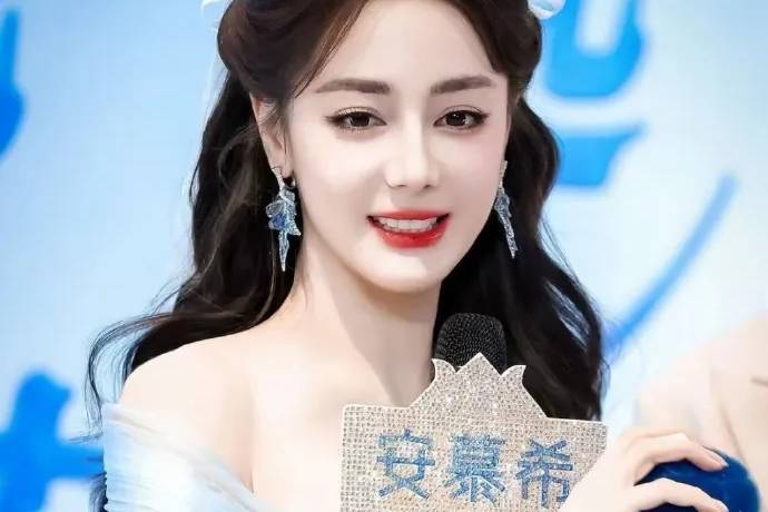 迪丽热巴深V开到腰了狂捂胸口！网友：为美为性感真难堪