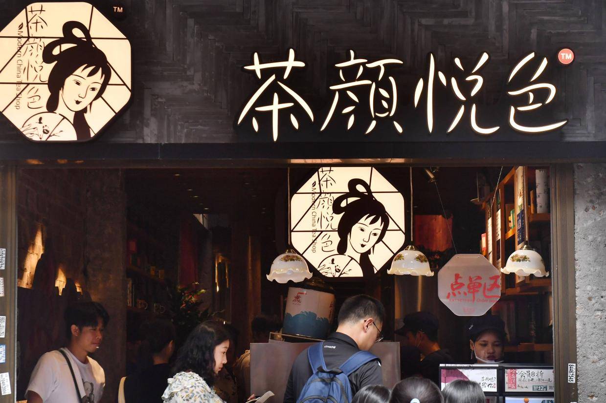 茶颜悦色薯片现蟑螂干异物，消费者拒"先寄后赔"后现已达成共识
