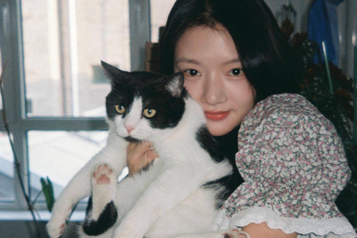 任敏穿碎花短款露腰上衣 灵动鲜活可爱少女感十足