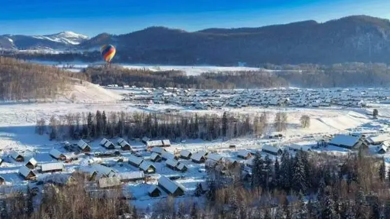 在雪山下喝一碗热奶茶:一位阿勒泰本地人的四季漫游笔记