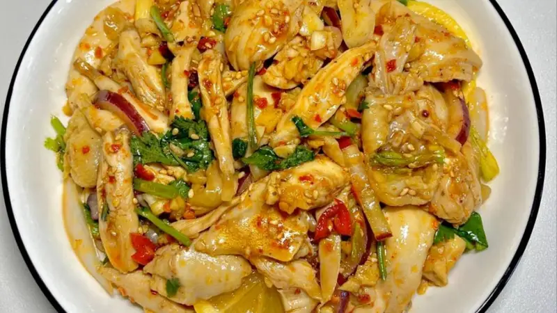 这盘柠檬手撕鸡，酸辣清爽，连挑食的娃都主动添了第二碗饭！