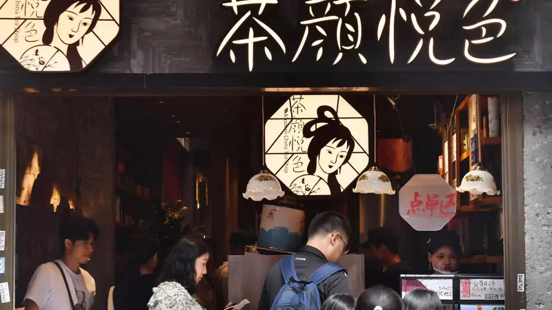 茶颜悦色薯片现蟑螂干异物，消费者拒"先寄后赔"后现已达成共识