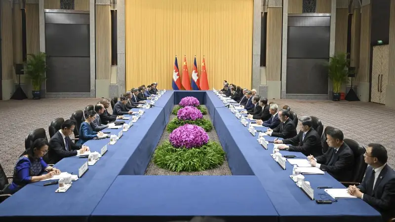 习近平会见柬埔寨首相洪玛奈