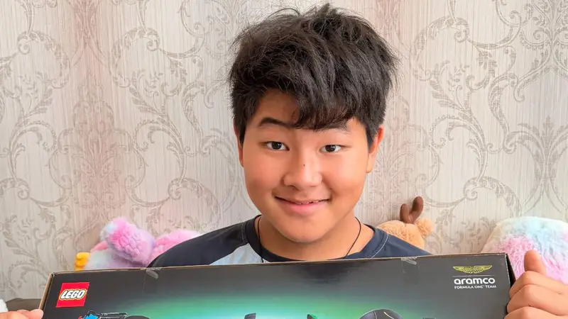 沙溢儿子小鱼儿提前收到生日礼物 和妈妈胡可一起搭积木心情好
