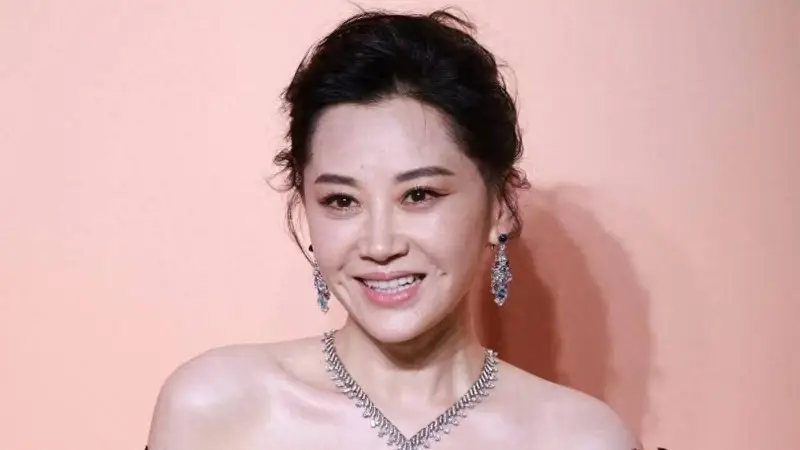 “许晴”太丰满了!穿抹胸裙凹凸感藏不住,我感慨资本果然会选人