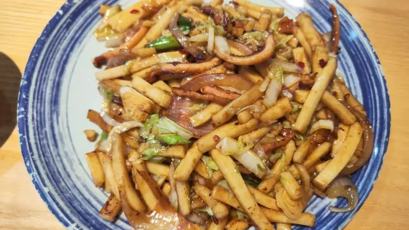 鱿鱼炒年糕：鲜香弹嫩，一口入魂的街头美味