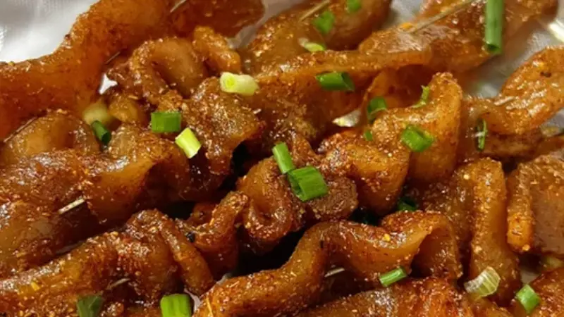 文山烤猪皮酥糯飘香尽显滇式宵夜精髓
