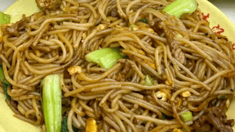 九江炒粉干香劲道配料丰，承载千年米粉底蕴成街头烟火饱腹美味