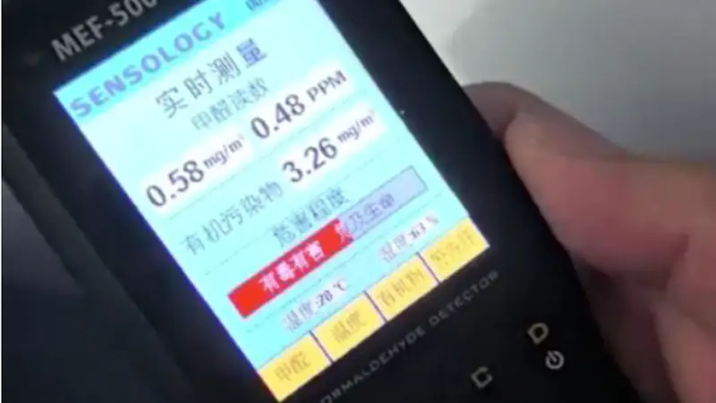 男子买问界M5两年一直闻到车内异味，门店两次检测甲醛超标，厂家赛力斯取样显示合格；重庆市监局回应：当年根本未抽检同批次车辆