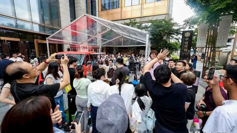 “鸡排哥”来外滩了！现场排起几十米长队！鸡排还是6元一份，更有限定款造型