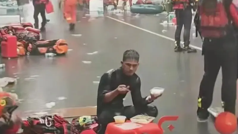 广西贵港“雨水泡饭消防员”找到了:退伍军人 | 网友:这就是我们该追的星